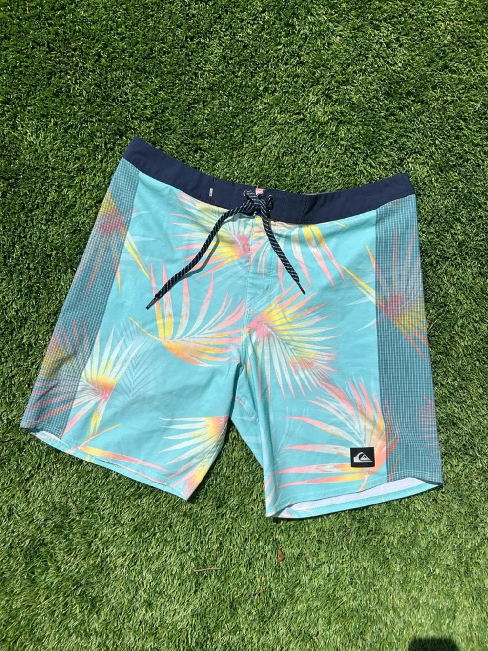 Quiksilver Men's 34 Highlite Arch 19 Boardshorts Angel Blue Swim Shorts Tropical - Picture 1 of 10